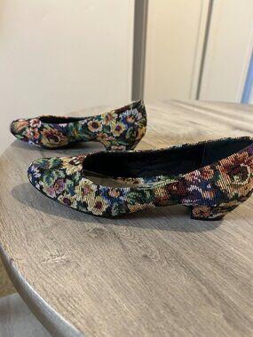 Easy Street Floral Tapestry Kitten Heels Multi-Color Comfort Pumps Size 6M